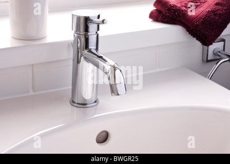 Salle de bains lavabo robinet. Banque D'Images