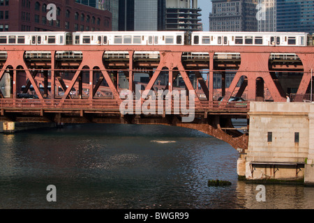 Le célèbre train L de Chicago sur les hochets du pont de la rue bien au-dessus de la rivière Chicago. Banque D'Images