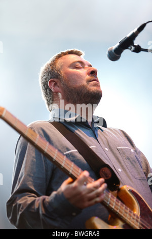 Jimi Goodwin, chanteur et bassiste, joue avec les colombes de la bande à l'Eden sessions à l'Eden Project en 2010 Banque D'Images