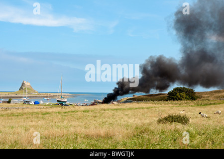 Le feu sur l'Île Sainte de Northumberland Lindisfarne Banque D'Images