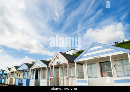 Cabines de plage sous ciel bleu Banque D'Images