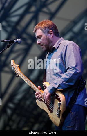 Jimi Goodwin, chanteur et bassiste, joue avec les colombes de la bande à l'Eden sessions à l'Eden Project en 2010 Banque D'Images