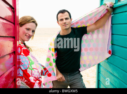 Couple avec , vous détendre près de cabanes de plage Banque D'Images