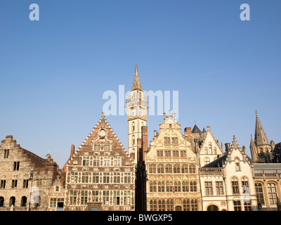 Maisons de guilde avec tour de l'horloge à l'Graslei et Korenlei quais à Gand, Flandre, Belgique, Europe Banque D'Images