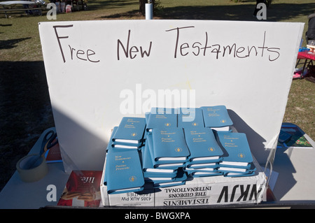 Bibles de Gideons gratuitement à la croisée des chemins la grossesse La Marche Pour La Vie du centre collecteur de Floride Blanc Fort de l'Évangile Banque D'Images