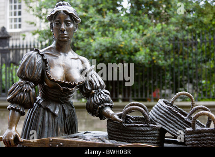 L'Irlande, comté de Dublin, Dublin City, statue en bronze de Molly Malone avec sa brouette poissonnier dans Grafton Street. Banque D'Images