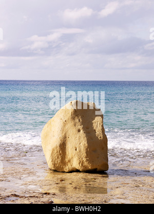 Rock à la Golden Bay, l'île de Malte, pays du sud de l'Europe Banque D'Images