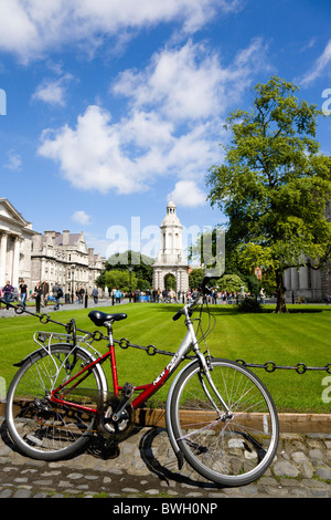 L'Irlande County Dublin Trinity College University avec des gens marchant à travers la place du Parlement vers le Campanile Banque D'Images