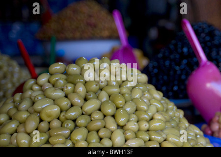 Pile d'olives vertes sur l'écran,stand,Marrakech Banque D'Images