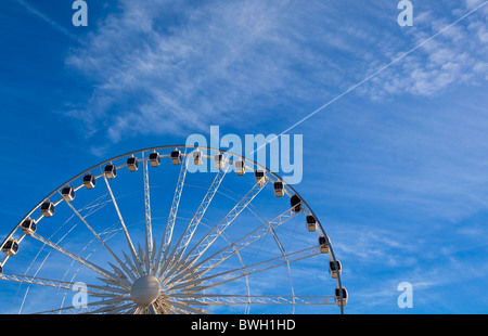 Grande roue de Ferris sur fond de ciel bleu photo horizontale. Banque D'Images