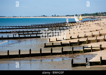 L'Angleterre, West Sussex, Bognor Regis, bois épis à marée basse utilisée comme défense contre la mer l'érosion de la plage de galets galets Banque D'Images