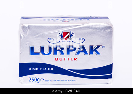 Un bloc de beurre Lurpak sur fond blanc Banque D'Images