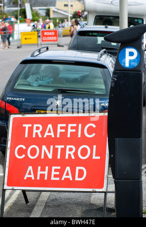 Angleterre West Sussex Bognor Regis red Traffic Control à venir signer avec des voitures en stationnement et une route fermée et le détournement des signes Banque D'Images