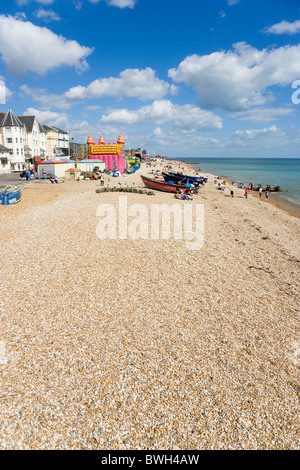 L'Angleterre, West Sussex, Bognor Regis, la plage de galets de galets et le front avec les touristes. Banque D'Images