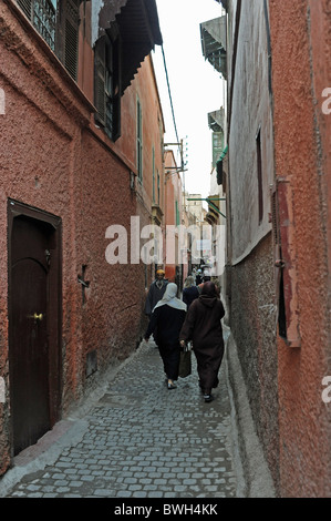 Marrakech Maroc - une des rues étroites de la Médina ou vieille ville fortifiée de Marrakech Maroc Banque D'Images