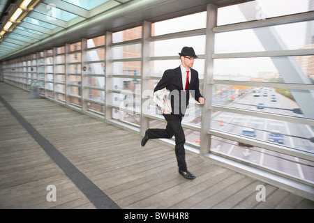 Man running over bridge Banque D'Images