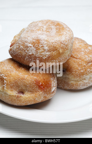 Confiture confiture 3 beignets sur une plaque blanche Banque D'Images