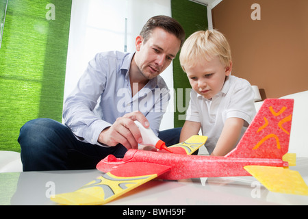 Père et fils plan jouet fixation Banque D'Images