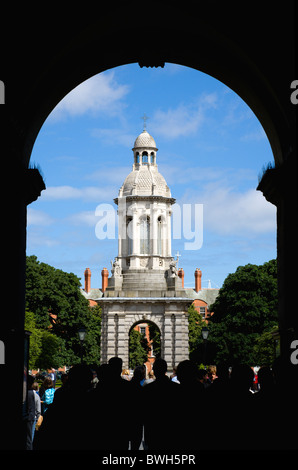 L'Irlande County Dublin Trinity College University avec des gens marchant à travers la place du Parlement vers le Campanile. Banque D'Images