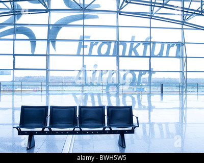 Banc dans le hall des départs du Terminal 2, aéroport de Frankfurt, Frankfurt am Main, Hesse, Germany, Europe Banque D'Images