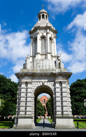 L'Irlande, comté de Dublin, Dublin City University, Trinity College le campanile de la place du Parlement. Banque D'Images