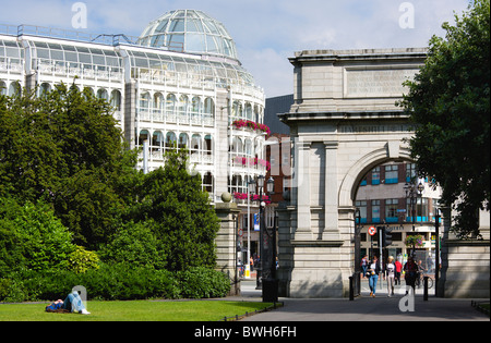 L'Irlande, comté de Dublin, Dublin City, Saint Stephen's Green Shopping Arcade et Fusiliers Arch l'entrée dans le parc avec des gens Banque D'Images