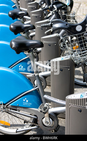 L'Irlande, comté de Dublin, Dublin City, Dublinbikes au système de partage de vélos vélos stationnés et bloqué à est à la gare Banque D'Images