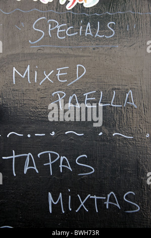 Menu de tapas, Mijas, Costa del Sol, la province de Malaga, Andalousie, Espagne, Europe de l'Ouest. Banque D'Images