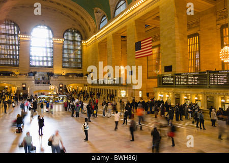 USA New York Manhattan NYC Grand Central Terminal gare avec people walking in hall principal et l'achat de billets Banque D'Images