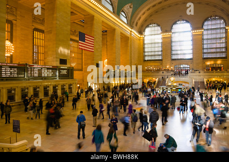 USA New York Manhattan NYC Grand Central Terminal gare avec people walking in hall principal et l'achat de billets Banque D'Images