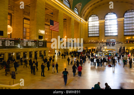 USA New York Manhattan NYC Grand Central Terminal gare avec people walking in hall principal et l'achat de billets Banque D'Images