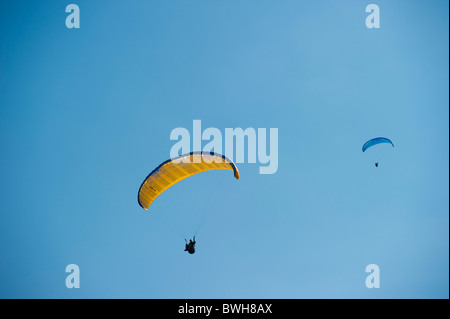 Pilote parapente entrée en terre près de Larange, Provence, France. Banque D'Images