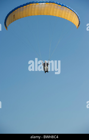 Pilote parapente entrée en terre près de Larange, Provence, France. Banque D'Images