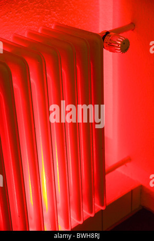 Radiateur allumé, thermostat, chauffage central dans une maison privée. Image symbole. Banque D'Images