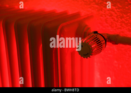 Radiateur allumé, thermostat, chauffage central dans une maison privée. Image symbole. Banque D'Images