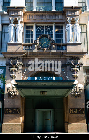 USA New York Manhattan cariatides gardiennage 34e Rue d'origine à l'entrée du grand magasin Macy's. Banque D'Images