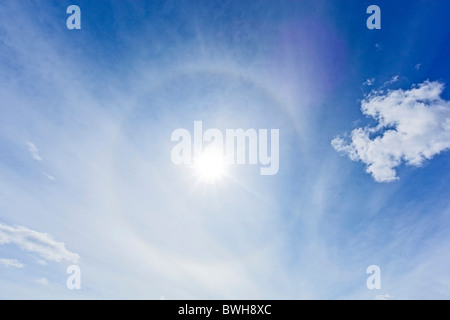 Cercle autour du soleil, cercle parhélique, 22° Halo, phénomène optique, Territoire du Yukon, Canada, Canada Banque D'Images