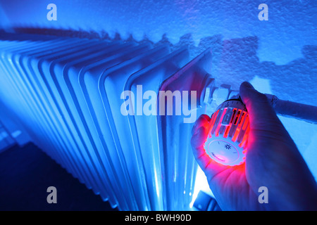 Radiateur allumé, thermostat, chauffage central dans une maison privée. Image symbole. Banque D'Images