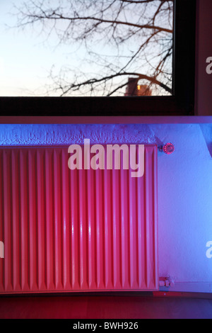 Radiateur allumé, thermostat, chauffage central dans une maison privée. Image symbole. Banque D'Images