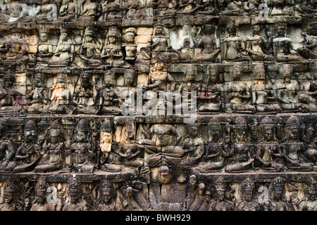 L'art de mur de pierre détaillées énorme sculpture d'audience chiffres, temples d'Angkor, Siem Reap, Cambodge Banque D'Images
