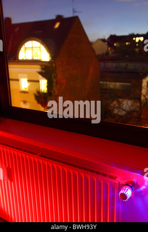 Radiateur allumé, thermostat, chauffage central dans une maison privée. Image symbole. Banque D'Images