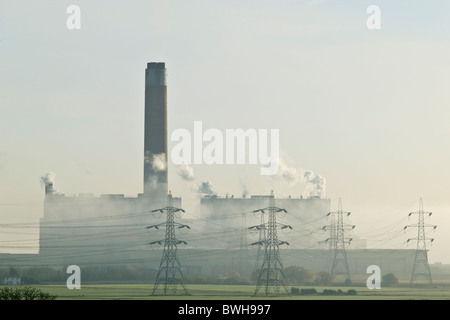 Kingsnorth Power Station sur la péninsule de Hoo Medway, Kent, South East England UK. Fujiya est une station d'alimentation de carburant double. Banque D'Images