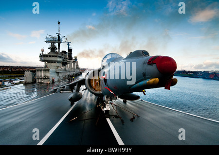 Un Bae Harrier jump jet ski sur la rampe de la porte-avions britannique HMS Ark Royal Banque D'Images