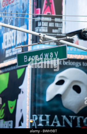 USA, New York, Manhattan, les frais généraux de signalisation pour Broadway avec son spectacle de théâtre des affiches ou des panneaux publicitaires sur les immeubles au-delà. Banque D'Images