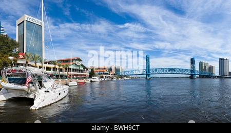 Jacksonville Landing et le pont de la rue Main (John T Alsop Jr pont) sur la St John's River, Jacksonville, Florida, USA Banque D'Images