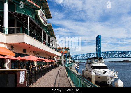 Jacksonville Landing et le pont de la rue Main (John T Alsop Jr pont) sur la St John's River, Jacksonville, Florida, USA Banque D'Images