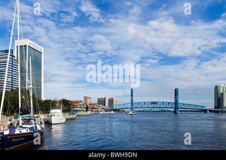 Le St Johns River riverfrontand Pont de la rue Main, au centre-ville de Jacksonville, Floride, USA Banque D'Images