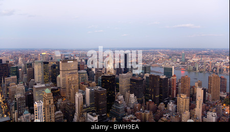 USA, New York, Manhattan, vue de l'Empire State building plus de gratte-ciel de midtown et East River vers le Queens et de Long Island Banque D'Images