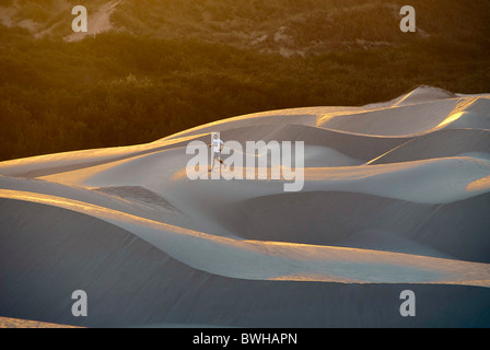 Un runner jogging le long d'une plage de la Californie dans le sable. Banque D'Images