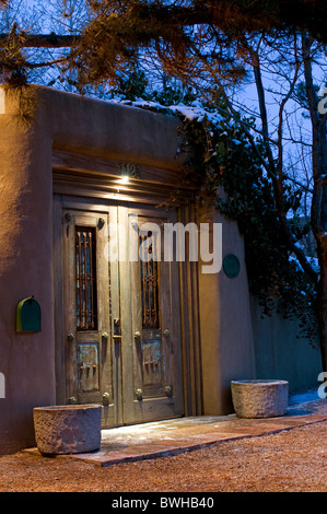 Santa Fe portes en bois sculpté de style Banque D'Images